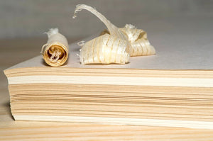 Holzspäne auf Papierstapel - das Konzept holzfreies Papier
